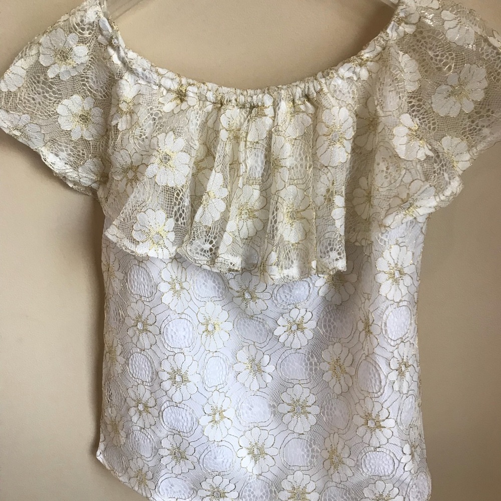 🔥Sale🔥Now available! Off the shoulder🌻tee
